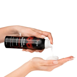 Mousse blanche Acqua Croccante fraise distribuée dans une main depuis l'aérosol