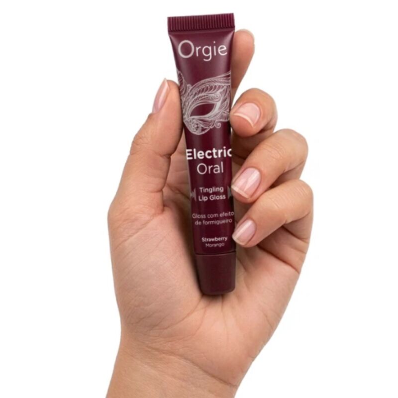 Tube de gloss Electric Oral Strawberry tenu dans une main