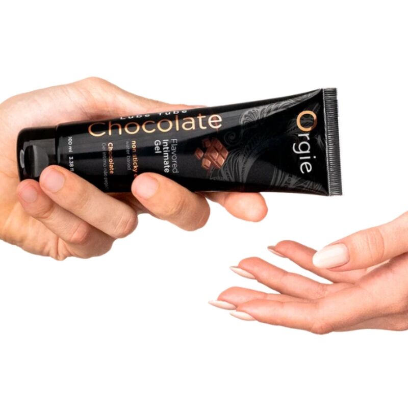 Gel Lube Tube Chocolate versé dans une main