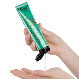 Lubrifiant Lube Tube Cocktail Sex on the Beach versé dans une main