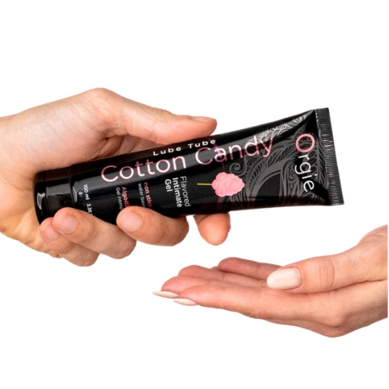 Application du lubrifiant Lube Tube Cotton Candy dans une main