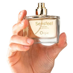 Main tenant l'eau de toilette Sensfeel for Man avec vaporisateur doré apparent