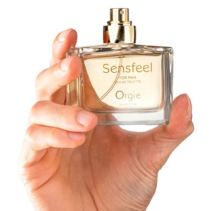 Main tenant l'eau de toilette Sensfeel for Man avec vaporisateur doré apparent