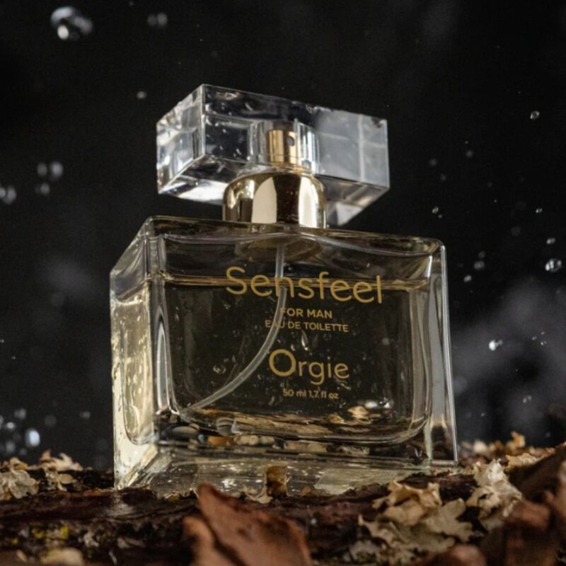 Eau de toilette Sensfeel for Man photographiée sur un décor de bois sombre