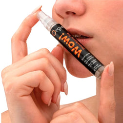 Application du spray Wow! Strawberry Ice près de la bouche