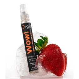Spray buccal Wow! Strawberry Ice présenté avec une fraise et des glaçons