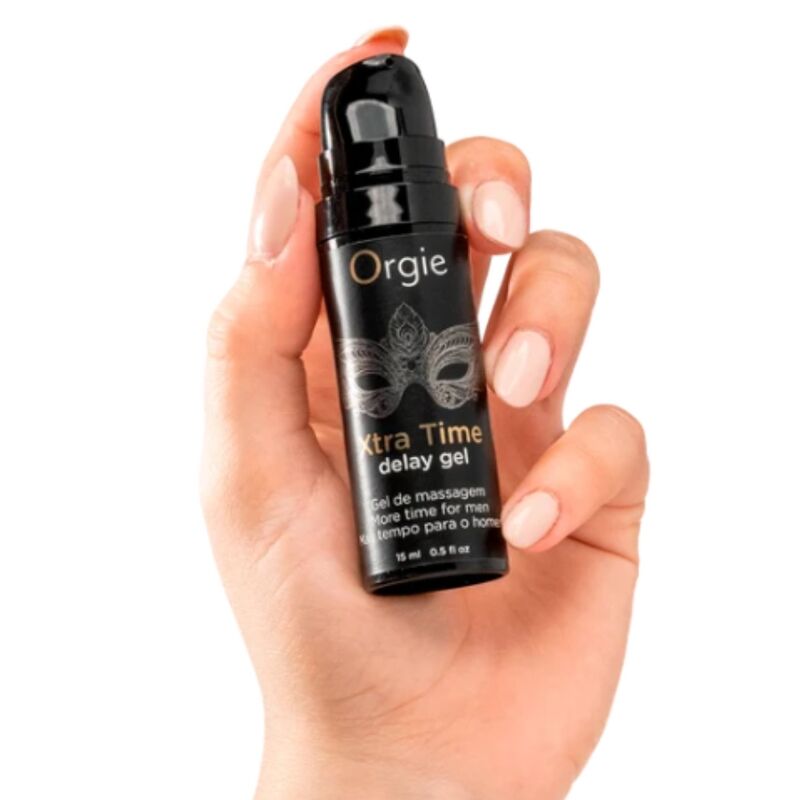 Flacon pompe Xtra Time Delay Gel 15 ml Orgie tenu dans une main, sans son capuchon