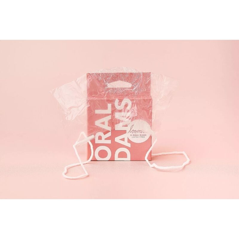 Digue buccale Loovara transparente avec sa bande élastique devant la boîte rose