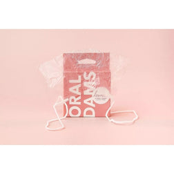 Digue buccale Loovara transparente avec sa bande élastique devant la boîte rose