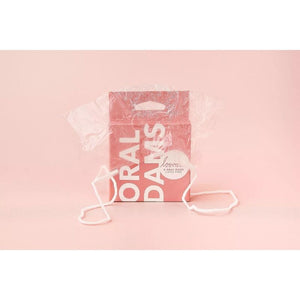 Digue buccale Loovara transparente avec sa bande élastique devant la boîte rose