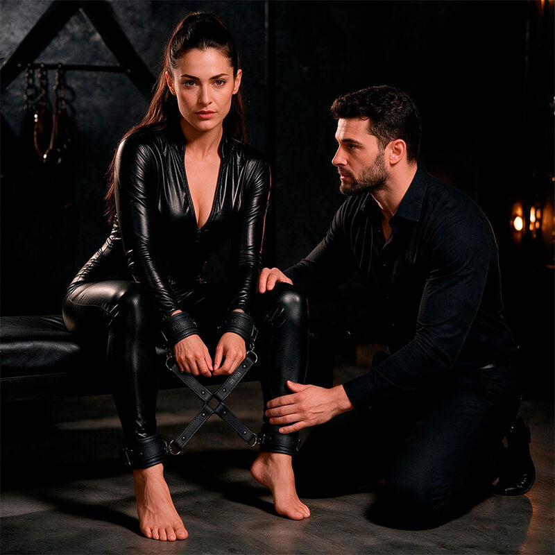 FETISH SUBMISSIVE UNION DE MENOTTES EN CUIR VEGAN