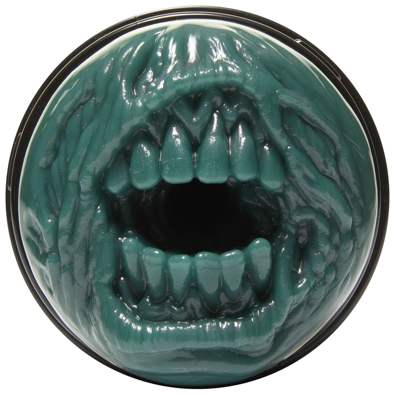 Gros plan de la bouche verte et des dents sculptées du Fantasy Zombie Mouth.