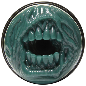 Gros plan de la bouche verte et des dents sculptées du Fantasy Zombie Mouth.