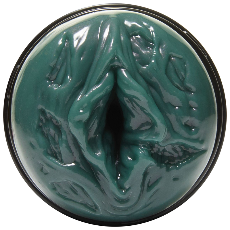 Gros plan de l’entrée verte en forme de vulve du Fleshlight Fantasy Zombie Vagina.