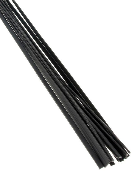 Vue sous un autre angle de l'accessoire Martinet chat à neuf queues en cuir noir à manche gainé