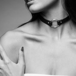 Collier ras de cou simili-cuir noir avec anneau O doré