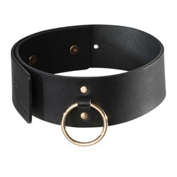 Vue sous un autre angle de l'accessoire Collier large simili