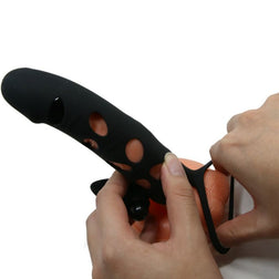 Gaine pénienne vibrante silicone 15,2 cm + cockring — en situation