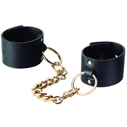 Menottes Bijoux Maze Manchettes larges en cuir noir et chaîne dorée Maze — Bijoux Indiscrets en Cuir végan noir vu de face