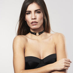 Collier ras de cou simili-cuir noir avec anneau O doré