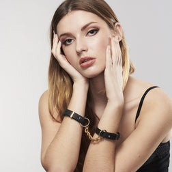 Menottes bracelets chic simili noir & chaîne dorée — MAZE