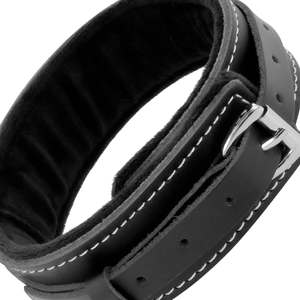 Détail de la doublure noire effet fourrure et de la boucle réglable du collier Darkness
