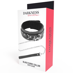 Face avant de la boîte Darkness Black Furry Collar with Leash, illustrée du collier et de sa laisse