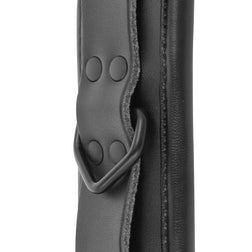 Détail de la base de l'accessoire Menottes poignets cuir noir rembourrées hardware noir
