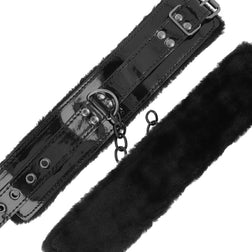 Menottes de cheville verni fourrure et cadenas