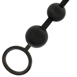 Gros plan sur la base et les perles d'un chapelet anal noir