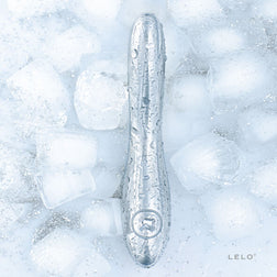 Vibrateur LELO Inez en acier inoxydable posé sur des glaçons