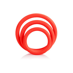 Set 3 cockrings silicone rouge 3,25 - 3,5 - 4,5 cm — gros plan
