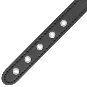 Die fünf Verstellösen und die vernähten Kanten des schwarzen DARKNESS Riemens