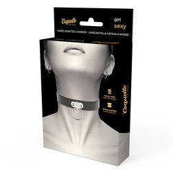 Collier BDSM cuir vegan avec anneau O — en situation