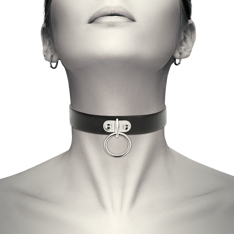 Collier BDSM cuir vegan avec anneau O — vue de profil