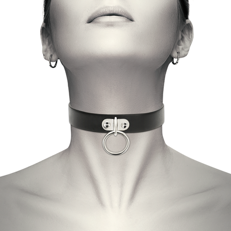 Collier BDSM cuir vegan avec anneau O — vue de profil