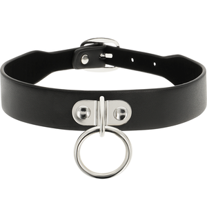 Collier BDSM cuir vegan avec anneau O — gros plan