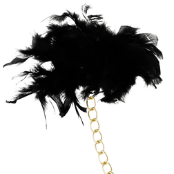 Gros plan sur la texture de l'accessoire Menottes plumes noires avec chaîne dorée