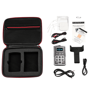 ElectraStim Axis EM200 Set mit OLED-Steuergerät, Etui, Kabeln und Elektroden.